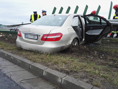 Mercedes wbił się w barierę. Dwie osoby ranne
