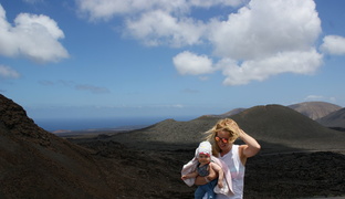Popłynęliśmy promem na wyspę Lanzarote. Zdjęcie zrobiono w Parku Narodowym Timanfaya.