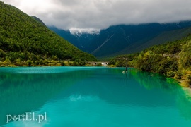 Jezioro Jade w tle Dragon Mountain 5,596 m (okolice Jijiang)