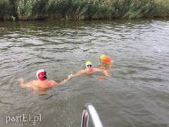 Przepłynęli wpław ze Skowronek do Elbląga