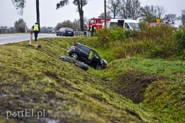 Wpadł do rowu, nie miał zapiętych pasów