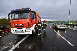 Ciężarówka w rowie, utrudnienia na obwodnicy