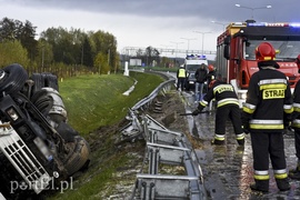 Ciężarówka w rowie, utrudnienia na obwodnicy