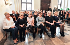 Im jest bliżej do innych ludzi