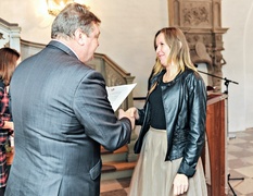 Im jest bliżej do innych ludzi