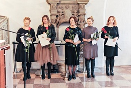 Im jest bliżej do innych ludzi