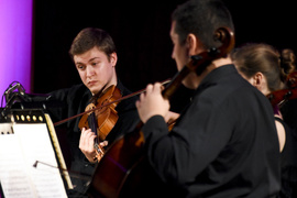 Z koncertów parkowych na salony