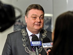 Patronem Elbląga święty, co rozdaje prezenty
