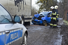Uderzył w ciężarówkę, dwie osoby ranne