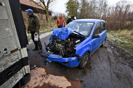 Uderzył w ciężarówkę, dwie osoby ranne