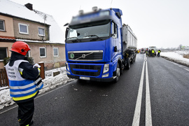 Zderzenie dwóch ciężarówek i osobówki