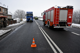 Zderzenie dwóch ciężarówek i osobówki