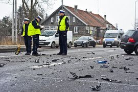 Wypadek w Kazimierzowie, kierowca ciężarówki nie żyje