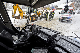 Pługopiaskarka uderzyła w autobus