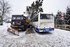 Pługopiaskarka uderzyła w autobus