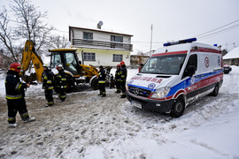 Pługopiaskarka uderzyła w autobus