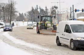 Tak od rana miasto walczy ze śniegiem