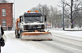 Tak od rana miasto walczy ze śniegiem