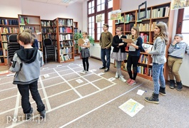 Dzieci programują roboty w bibliotece