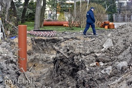 Wypadek na budowie, mężczyzna zasypany w wykopie