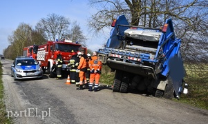 Śmieciarką wjechali do rowu
