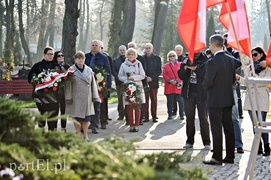 PO składała kwiaty sama