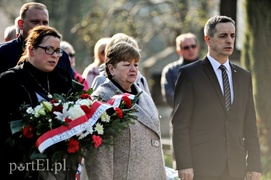 PO składała kwiaty sama
