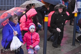 Droga krzyżowa w deszczu