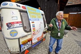 Prosta historia Williego, czyli jak 81-latek na traktorze przemierza Europę