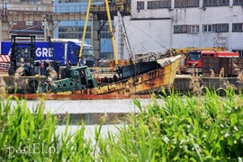 Z wraku do rzeki wyciekł olej