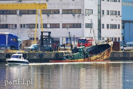 Z wraku do rzeki wyciekł olej