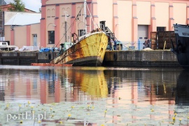 Z wraku do rzeki wyciekł olej
