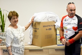 Wiozą pomoc na rowerach