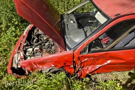 Uderzył w auto, którym jechał poszukiwany przez policję