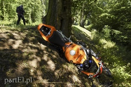 Uderzył w auto, którym jechał poszukiwany przez policję