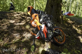 Uderzył w auto, którym jechał poszukiwany przez policję