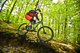 Skaczą na rowerach w Bażantarni