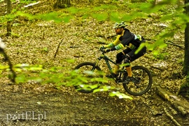 Skaczą na rowerach w Bażantarni