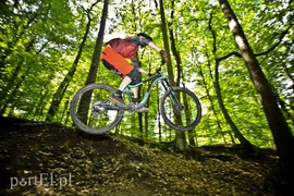 Skaczą na rowerach w Bażantarni