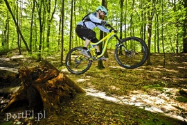 Skaczą na rowerach w Bażantarni