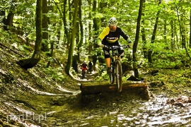 Skaczą na rowerach w Bażantarni