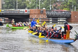 Za mundurem smocze łodzie sznurem