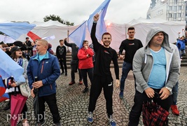 Deszczowa prezentacja Kram Startu