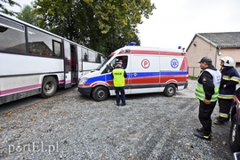 Autokar z dziećmi uderzył w drzewo