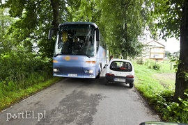 Autokar z dziećmi uderzył w drzewo