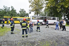 Autokar z dziećmi uderzył w drzewo