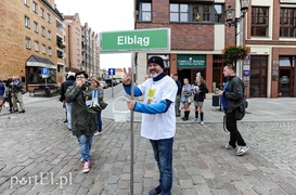 Jadą przez kraj, żeby pomóc pszczołom