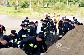 Ratowali Rzeczną przed zalaniem