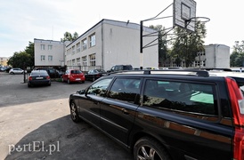 SP 23: boisko czy parking?