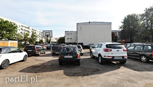 SP 23: boisko czy parking?